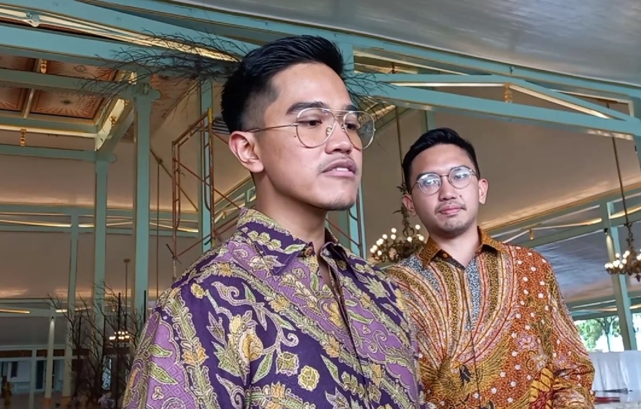 Kaesang Pangarep (kiri) ditemani Kanjeng Gusti Pangeran Adipati Arya (KGPAA) Mangkunegara X usai mengikuti tradisi wilujengan jelang pernikahannya dengan Erina Gudono.