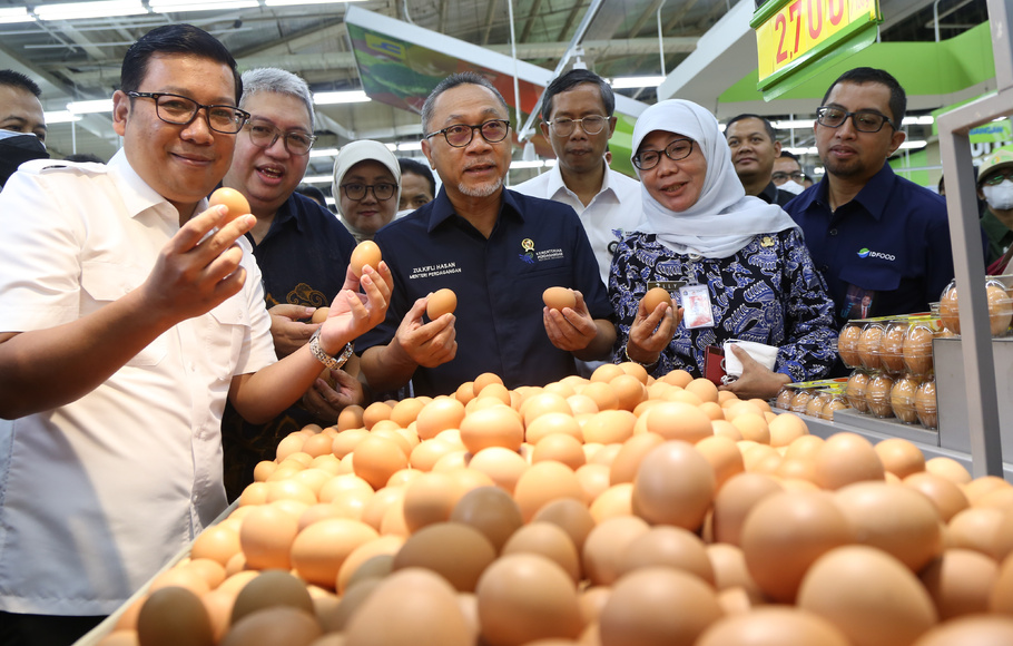 Menteri Perdagangan Zulkifli Hasan didampingi Kepala Badan Pangan Nasional/National Food Agency Arief Prasetyo Adi saat pemantauan ketersediaan dan harga pangan di pasar ritel modern, di Hypermart Puri, di Jakarta, Kamis, 8 Desember 2022.