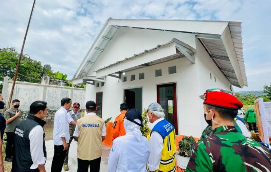 Presiden Jokowi meninjau rumah contoh yang tahan gempa di Yonif Raider 300, Kecamatan Karangtengah, Kabupaten Cianjur, Jawa Barat, Kamis 8 Desember 2022. 