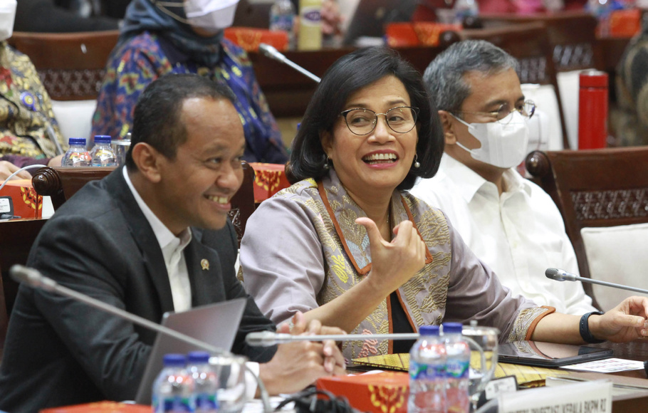 Menteri Keuangan Sri Mulyani Indrawati ((tengah) bersama Menteri Investasi/Kepala BKPM Bahlil Lahadalia (kiri) dan Wakil Menteri Keuangan Suahasil Nazara (kanan) saat mengikuti rapat kerja dengan Komisi XI DPR di Kompleks Parlemen Senayan, Jakarta, Kamis, 8 Desember 2022.