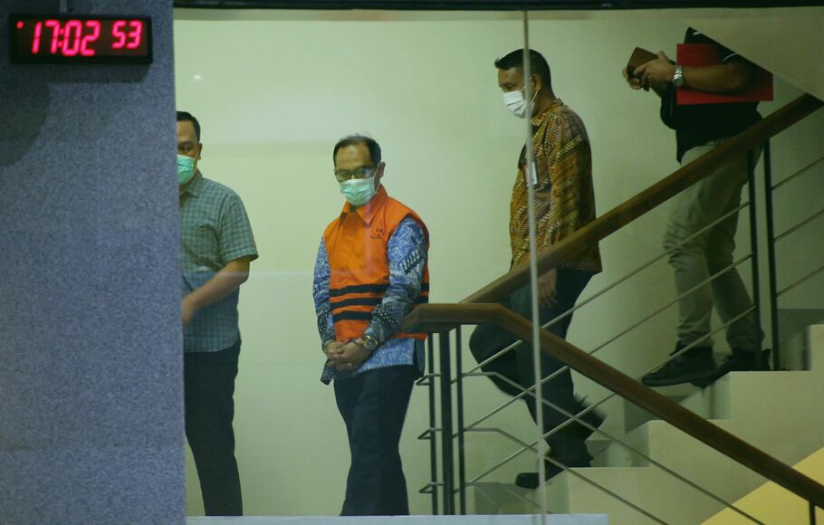 Tersangka kasus dugaan suap penanganan perkara di Mahkamah Agung (MA) Gazalba Saleh berjalan dengan mengenakan rompi tahanan usai menjalani pemeriksaan di gedung KPK Jakarta, Kamis 8 Desember 2022. 
