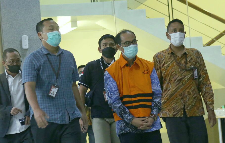 Tersangka kasus dugaan suap penanganan perkara di Mahkamah Agung (MA) Gazalba Saleh berjalan dengan mengenakan rompi tahanan usai menjalani pemeriksaan di gedung KPK Jakarta, Kamis 8 Desember 2022.