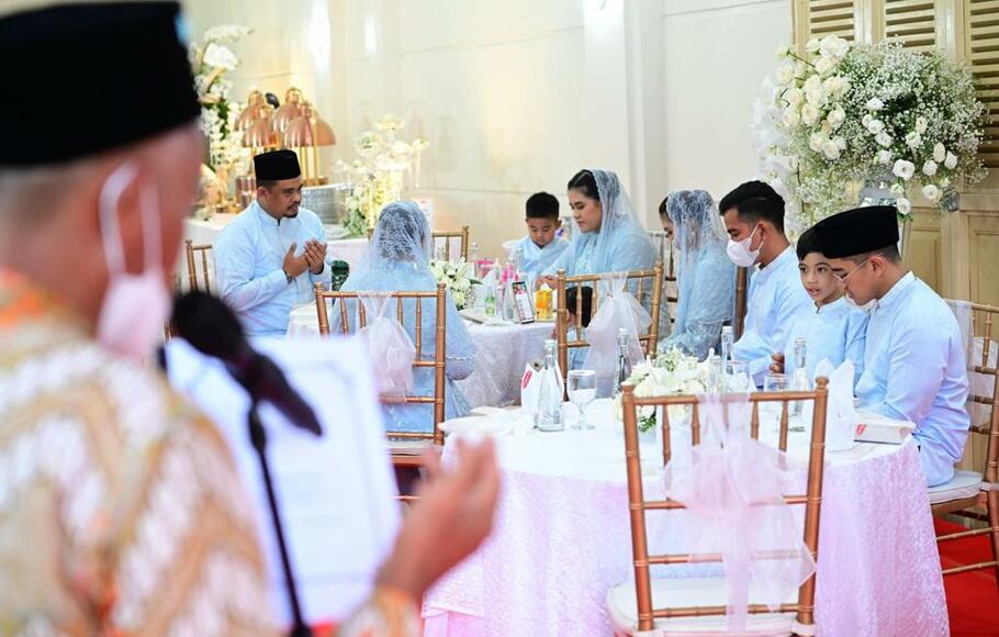 Keluarga Presiden Joko Widodo (Jokowi) menggelar pengajian di kediaman Sumber, Solo pada Kamis, 8 Desember 2022 petang menjelang pernikahan Kaesang Pangarep dan Erina Gudono. 