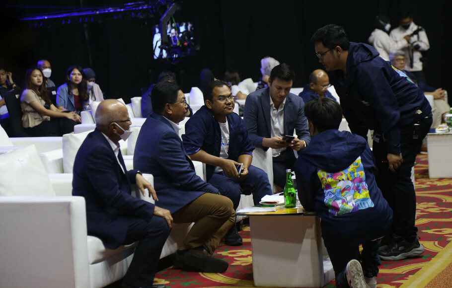 Dari kiri ke kanan, Presiden Direktur Medco Energy Hilmi Panigoro, Direktur Utama Bank Mandiri Darmawan Junaidi, Deputi Bidang Sumber Daya Manusia BUMN Tedi Bharata dan Entrepreneur Christian Sugiono berdiskusi untuk menentukan pemenang dalam malam Grand Final Wirausaha Muda Mandiri (WMM) 2022 di Hotel Ritz Carlton, Jakarta, Kamis, 8 Desember 2022. Sejak pertama kali diluncurkan pada 2007, WMM telah melahirkan lebih dari 56.000 wirausaha muda yang telah memberikan dampak langsung ke masyarakat dengan membuka lapangan pekerjaan, hingga mampu menghadirkan ragam solusi bagi perekonomian Tanah Air.