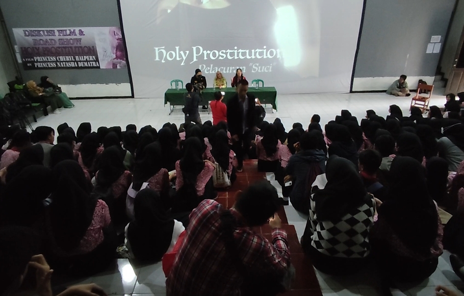 Ratusan siswa siswi SMK Cisarua, Kabupaten Bogor, Jawa Barat antusias menyaksikan pemutaran film dokumenter Holy Prostitution yang menceritakan tentang kejahatan kawin kontrak.