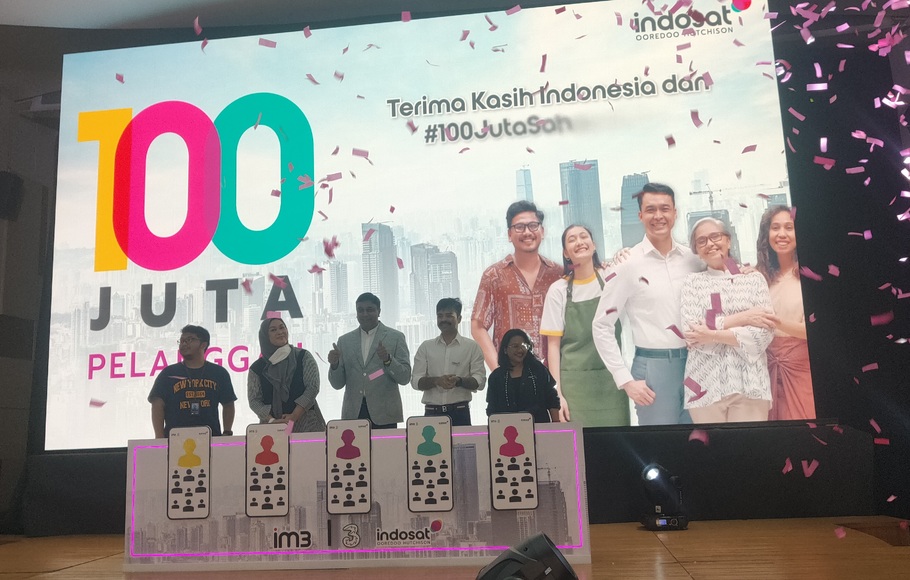 Indosat Ooredoo Hutchison (IOH) merayakan pencapaian 100 juta pelanggan, di Jakarta, 9 Desember 2022.