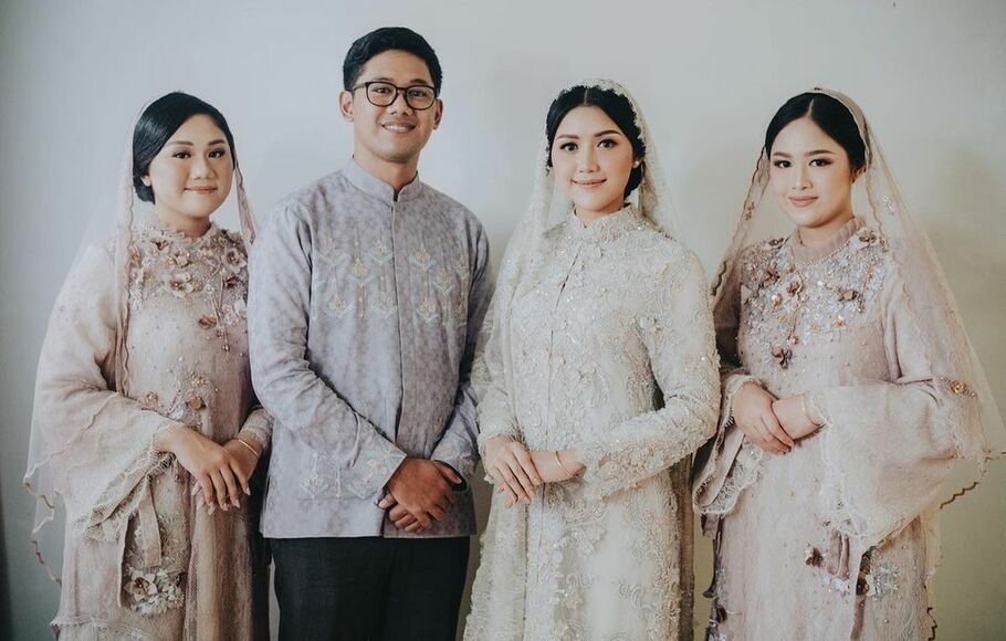 Allen Adam Rinaldy Gudono (kedua dari kiri) yang merupakan kakak kandung pertama Erina Gudono yang akan menjadi wali pernikahan Kaesang Pangarep dan Erina Gudono.