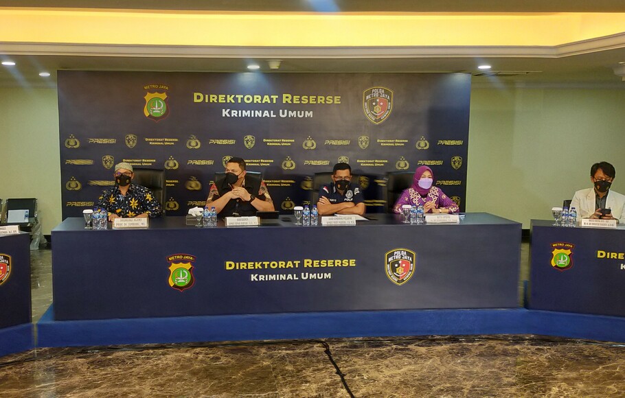 Direktur Reserse Kriminal Umum Polda Metro Jaya, Kombes Pol Hengki Haryadi (kedua dari kiri) saat konferensi pers di Mapolda Metro Jaya, Jakarta, Jumat 9 Desember 2022.