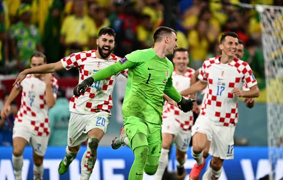 Kiper Kroasia Dominik Livakovic dan rekan setimnya meluapkan kegembiraan  lolos ke semifinal Piala Dunia 2022 setelah mengalahkan Brasil dalam adu penalti di Stadion Education City, Doha, 10 Desember 2022 WIB.
