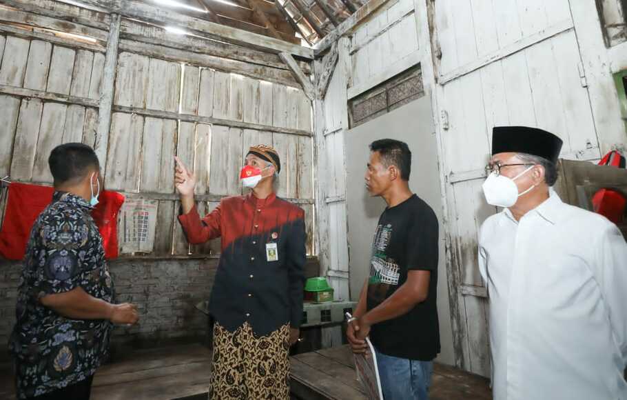 Gubernur Jawa Tengah (Jateng), Ganjar Pranowo, saat meninjau rumah penduduk yang mendapat bantuan rumah tidak layak huni (RTLH). 