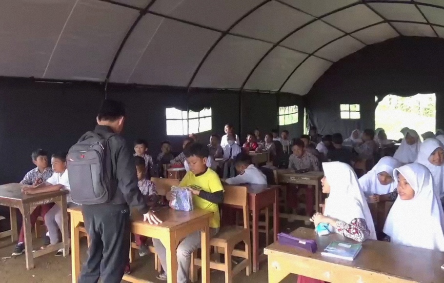 Anak-anak korban gempa Cianjur di Kampung Panyaweyan Desa Ciherang Kecamatan Pacet terpaksa bersekolah di tenda darurat karena gedung sekolah mereka rusak berat, Senin, 12 Desember 2022. 