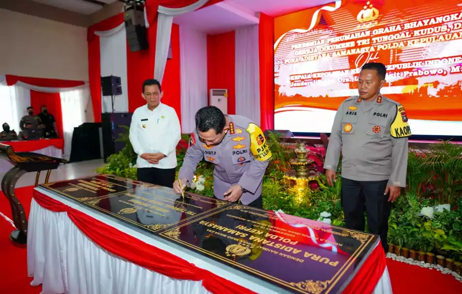 Kapolri Jenderal Pol. Listyo Sigit Prabowo saat meninjau sekaligus meresmikan pembangunan rumah ibadah dan tempat tinggal bagi personel Kepolisian di Kepulauan Riau (Kepri), Jumat 23 Desember 2022.