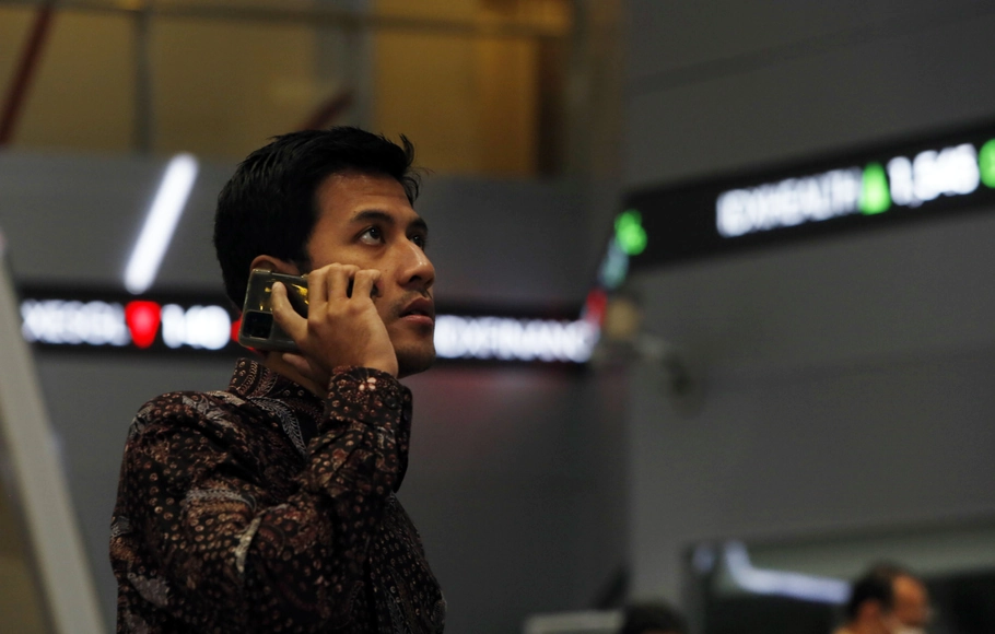 Pengunjung sedang menggunakan ponsel di Main Hall, Bursa Efek Indonesia (BEI), Jakarta.