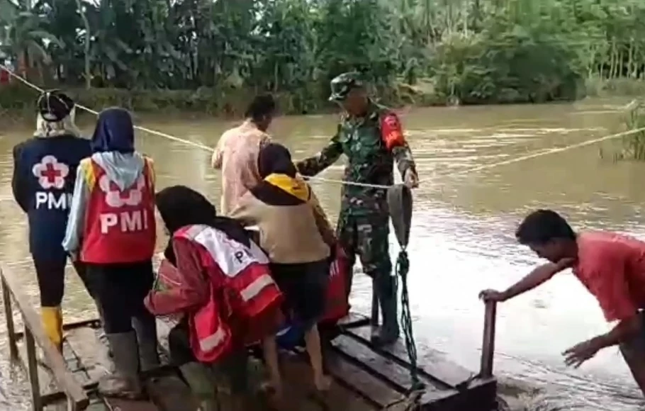 Relawan mengirim logistik untuk korban banjir di Pangkep, Sulawesi Selatan, menggunakan rakit saat menyeberangi sungai, Senin 9 Januari 2023.