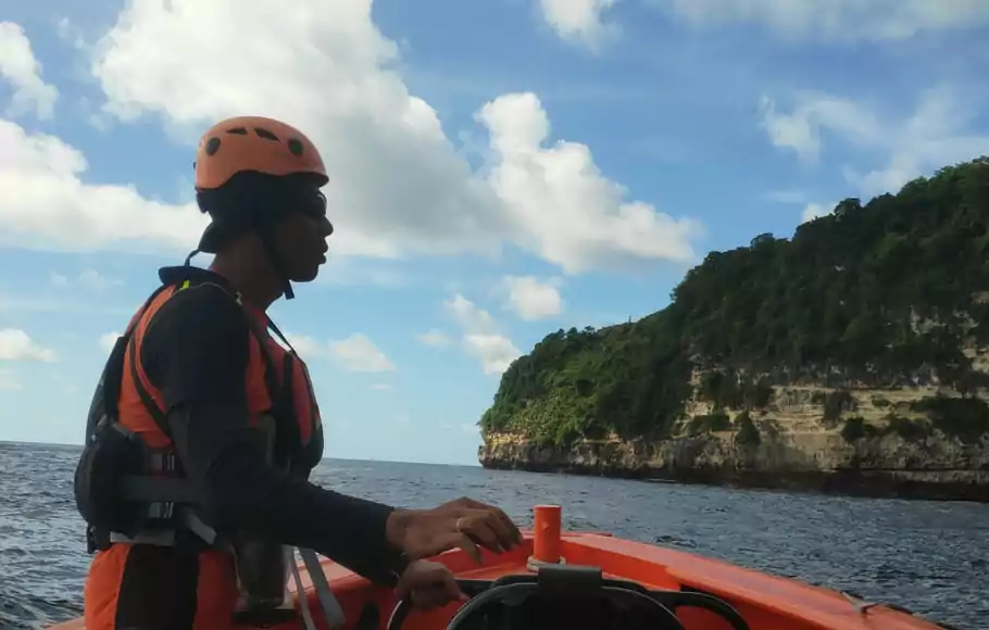 Tim SAR masih berupaya melakukan pencarian terhadap 2 wisatawan asing yang hikang terseret ombak di Pantai Diamond Nusa Penida pada Selasa (10/1/2023). 