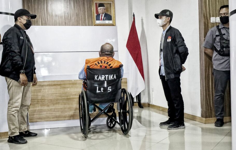 Gubernur Papua Lukas Enembe sebagai tersangka kasus dugaan korupsi ditampilkan ke publik saat pihak KPK memberikan keterangan pers di RSPAD, Jakarta, Rabu 11 Januari 2023.