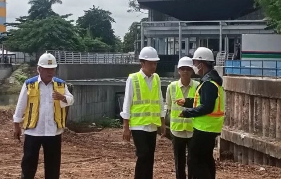 Presiden Joko Widodo saat meninjau proyek pembangunan sodetan Kali Ciliwung ke Kanal Banjir Timur (KBT), Jakarta, Selasa 24 Januari 2023. 