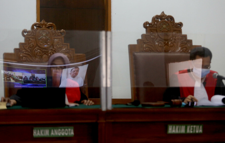 Hakim Ketua Hariyadi (kanan), membacakan vonis kepada perkara dugaan penggelapan dana bantuan sosial untuk korban jatuhnya pesawat Lion Air tahun 2018 Ahyudin (dalam layar) dalam sidang putusan secara virtual terkait kasus penggelapan dana Yayasan ACT di Pengadilan Negeri Jakarta Selatan, Jakarta, Selasa 24 Januari 2023.