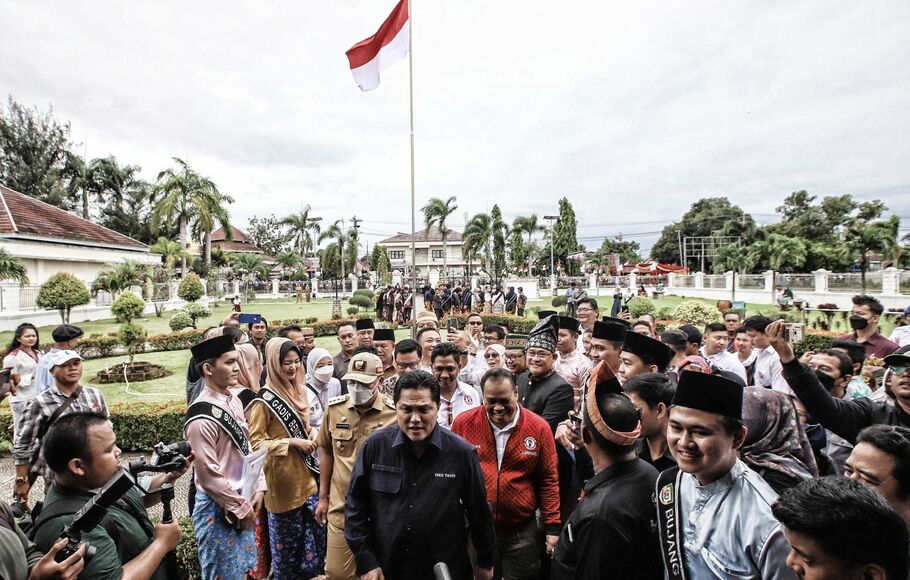 Menteri BUMN Erick Thohir beserta rombongan disambut warga saat melakukan Napak Tilas di Rumah Pengasingan Bung Karno, Bengkulu, Selasa 24 Januari 2023.