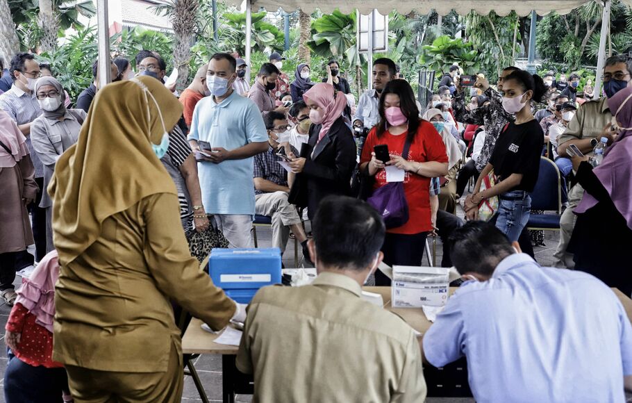 Sejumlah warga antri untuk mendapatkan layanan vaksin booster kedua di halaman Balai Kota DKI Jakarta, Selasa 24 Januari 2023.