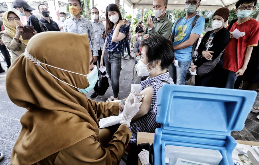 Petugas kesehatan menyuntikkan vaksinasi COVID-19 keempat atau booster kedua ke penerima vaksin di halaman kantor Balai Kota, Jakarta, Selasa 24 Januari 2023.