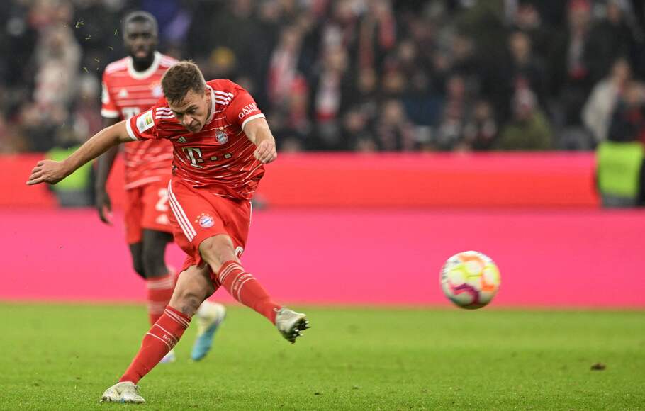 Gelandang Bayern Muenchen, Joshua Kimmich, melepaskan tendangan ke gawang Koeln dalam partai Liga Jerman.
