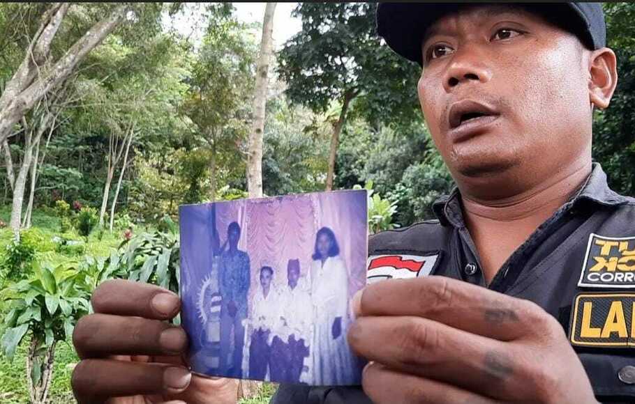 Keluarga menunjukan foto almarhumah Halimah, korban pembunuhan berantai atau serial killer Wowon cs. 