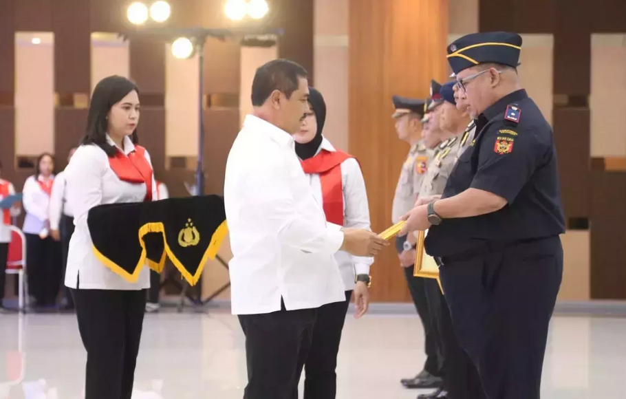 Kapolri Jenderal Listyo Sigit Prabowo memberikan penghargaan berupa pin emas dan kenaikan pangkat luar biasa (KPLB)