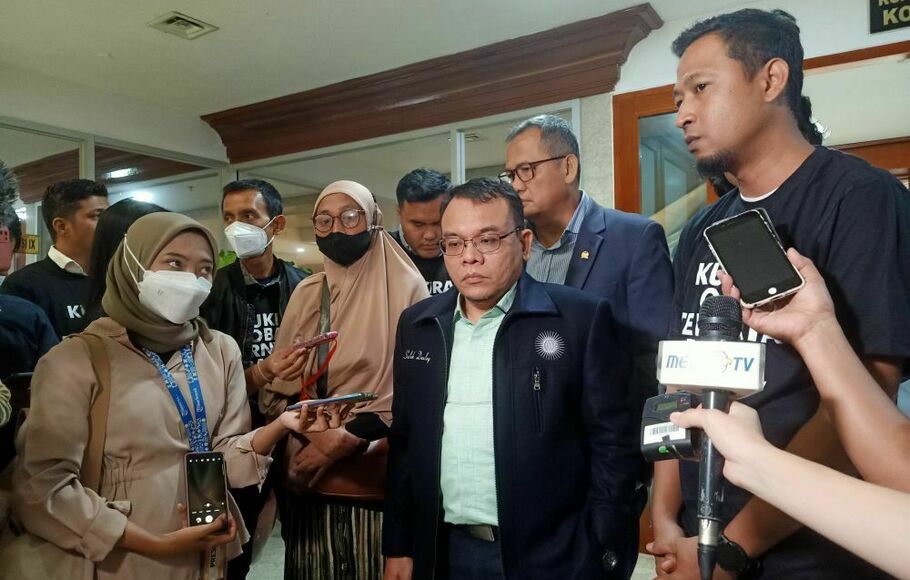 Keluarga korban gagal ginjal akut progresif Atipikal (GGAPA) bersama anggota Komisi IX DPR RI Saleh Partaonan Daulay di Gedung DPR, Kompleks Parlemen, Senayan, Jakarta, Rabu (25/1/2023).