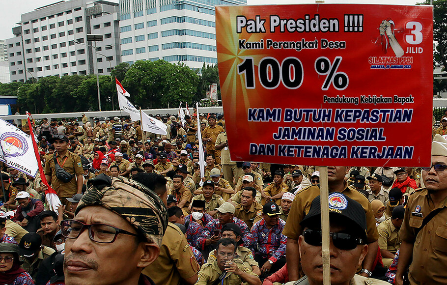 Ribuan massa dari Persatuan Perangkat Desa Indonesia (PPDI) melakukan unjuk rasa di depan Gedung DPR, Senayan, Jakarta, Rabu 25 Januari 2023.