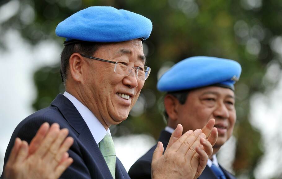Sekjen PBB l Ban Ki Moon dan Pesiden Suslio Bambang Yudhoyono saat menyaksikan latihan pasukan perdamaian di Pusat Kedamaian dan Keamanan Internasional di Sentul.FOTO : AFP