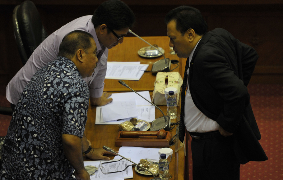 Menteri Keuangan Agus Martowardojo (kanan) berbincang dengan Ketua Badan An...