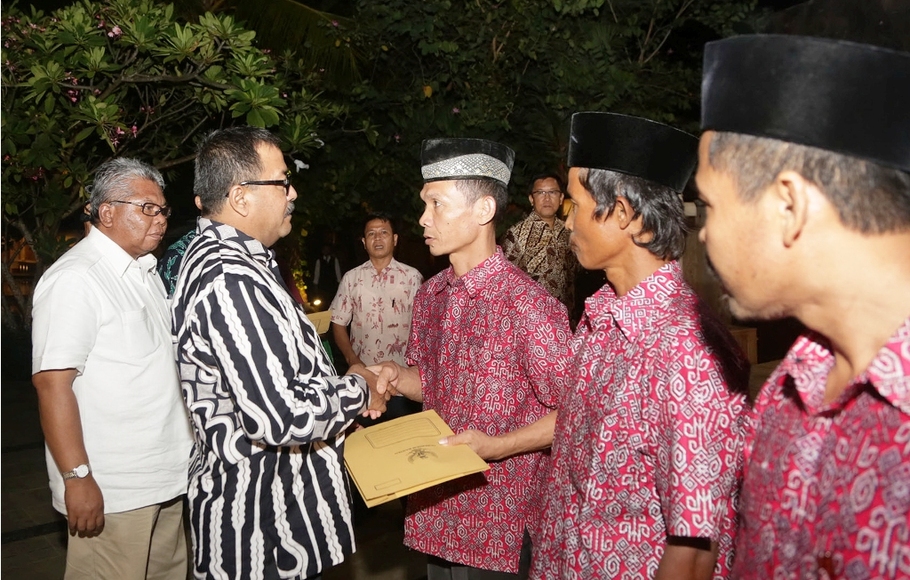 Gubernur Banten Rano Karno melepas peserta transmigrasi asal Banten menuju Provinsi Sulawesi Selatan dan Provinsi Maluku, di Serang, 10 Des. 2015.