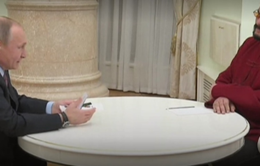 Presiden Rusia Vladimir Putin menyerahkan langsung paspor Rusia kepada Steven Seagal, Jumat 25 November 2016