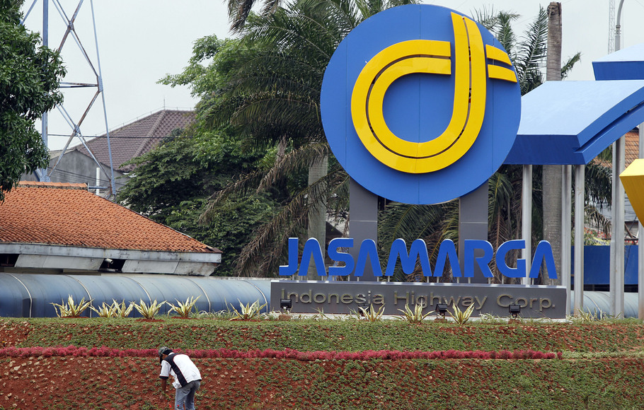 Pekerja membersihkan taman yang terdapat logo Jasa Marga di ruas jalan tol Jakarta- Cikampek di Jatibening, Bekasi, Jawa Barat, . FOTO ANTARA/Widodo S. Jusuf