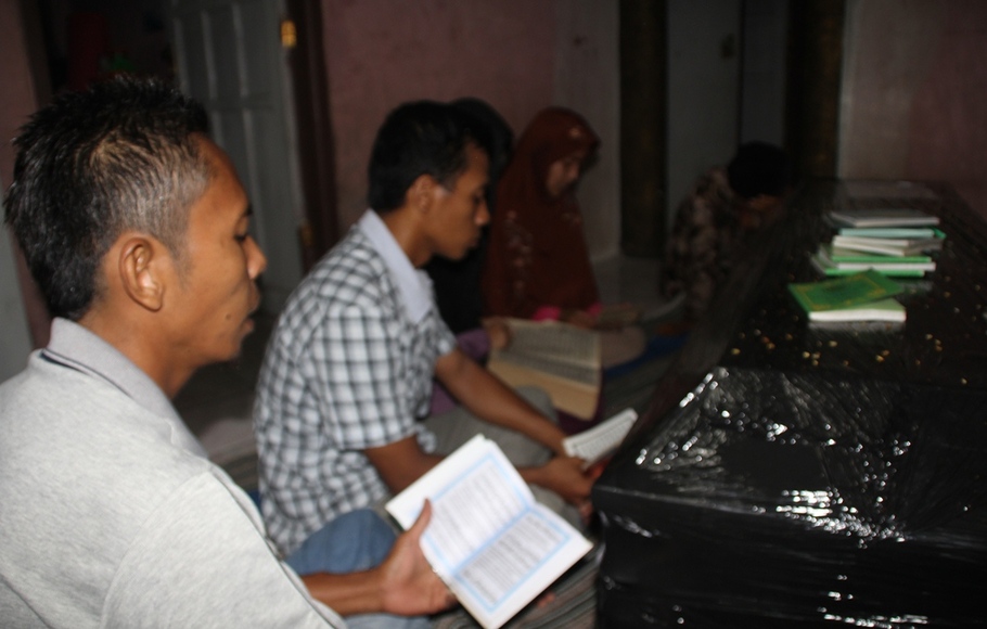Suasana di rumah duka Turiah, TKI asal Indramayu yang tewas akibat kebakaran rumah di tempatnya bekerja.