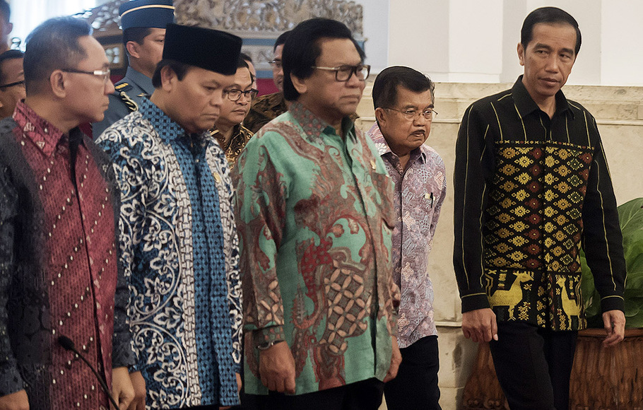 Presiden Joko Widodo (kanan) dan Wapres Jusuf Kalla (kedua kanan) melihat ke arah Ketua MPR Zulkifli Hasan (kiri), Wakil Ketua MPR Hidayat Nur Wahid (kedua kiri) dan Wakil Ketua MPR Oesman Sapta (tengah) ketika berjalan menuju ruang Pertemuan Konsultasi Presiden dengan Pimpinan Lembaga Negara di Istana Negara, Jakarta, 19 Januari 2016.