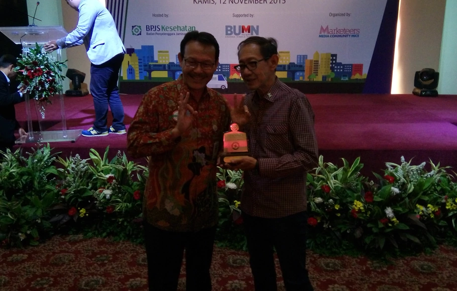 Direktur Utama BPJS Kesehatan Fachmi Idris (kiri),
saat acara BUMN Marketeers Club di kantor BPJS Kesehatan di Jakarta, 12 November 2015

