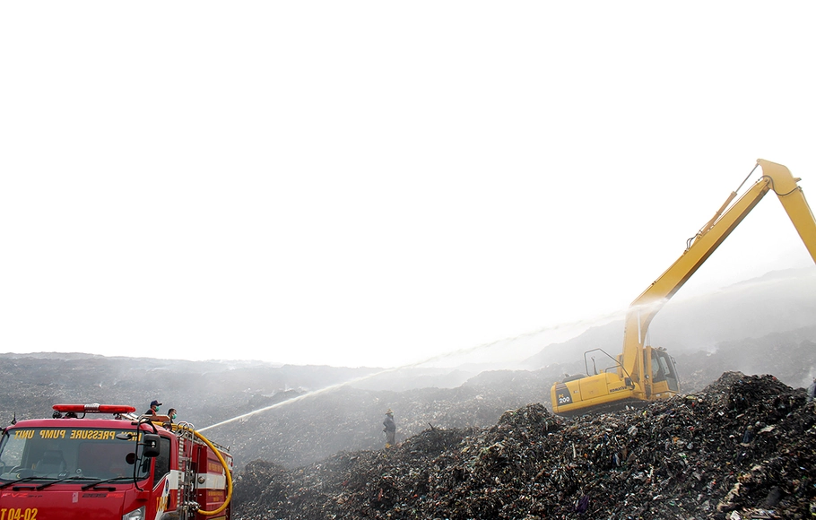 Petugas pemadam kebakaran berusaha memadamkan api kebakaran gunungan sampah di Tempat Pengolahan Sampah Terpadu (TPST) Bantargebang, Bekasi, Jawa Barat, 15 September 2015.