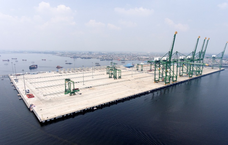 Pelabuhan Kalibaru atau New Priok Container Terminal 1.
