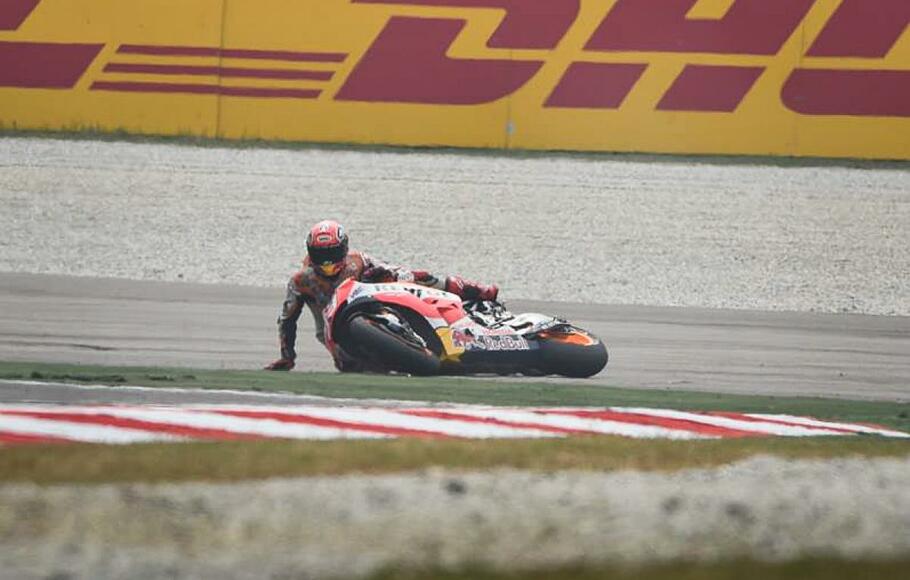 Marc Marquez terjatuh setelah bertabrakan dengan Valentino Rossi di GP Malaysia, 25 Oktober 2015