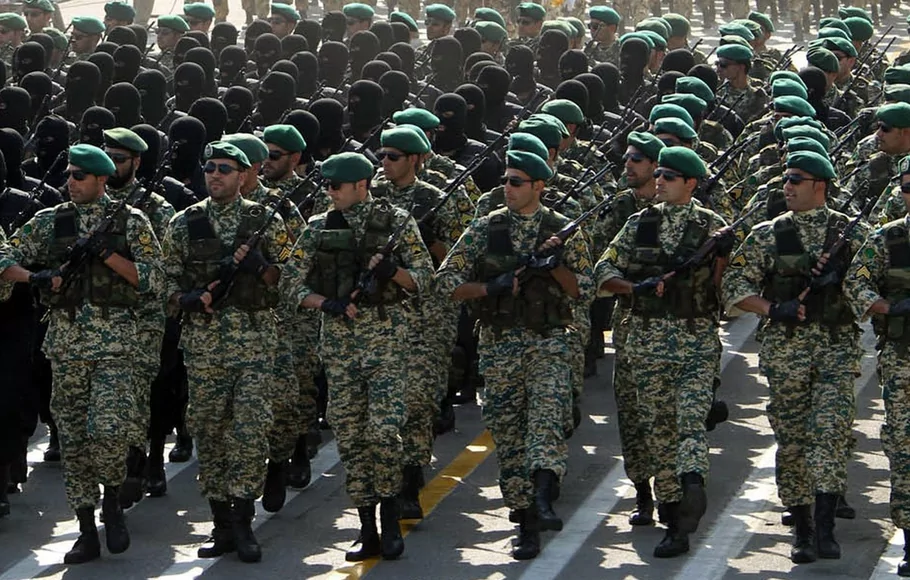 Pasukan militer Iran dalam sebuah parade.