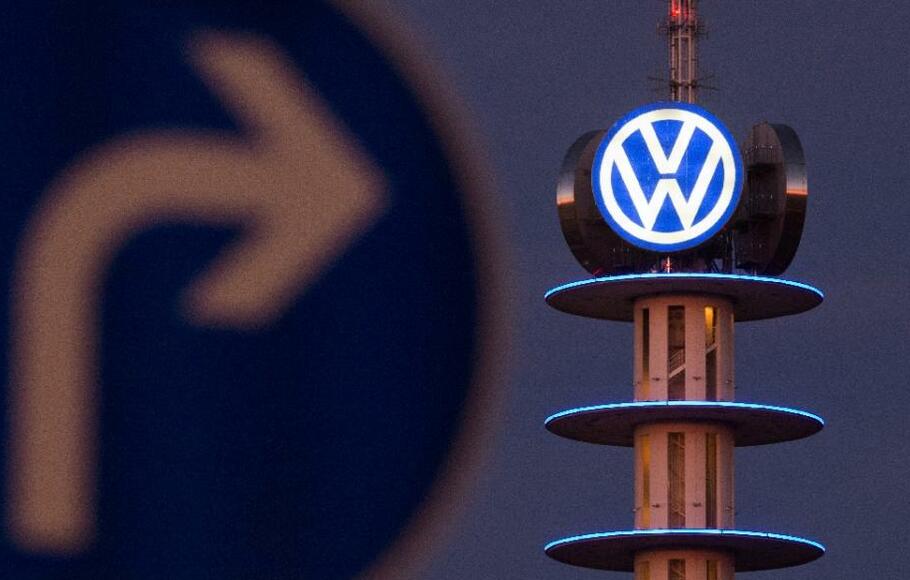 
Logo perusahaan mobil Jerman, Volkswagen, di pinggir sebuah di Hanover, dalam foto tertanggal 10 Desember 2015.
