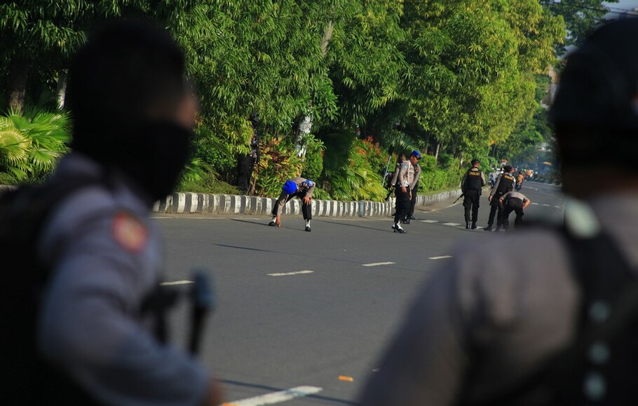 Polisi menyisir jalan untuk mencari serpihan bom saat proses identifikasi terhadap pelaku bom bunuh diri di Mapolresta solo, Jawa Tengah, Selasa 5 Juli 2016.