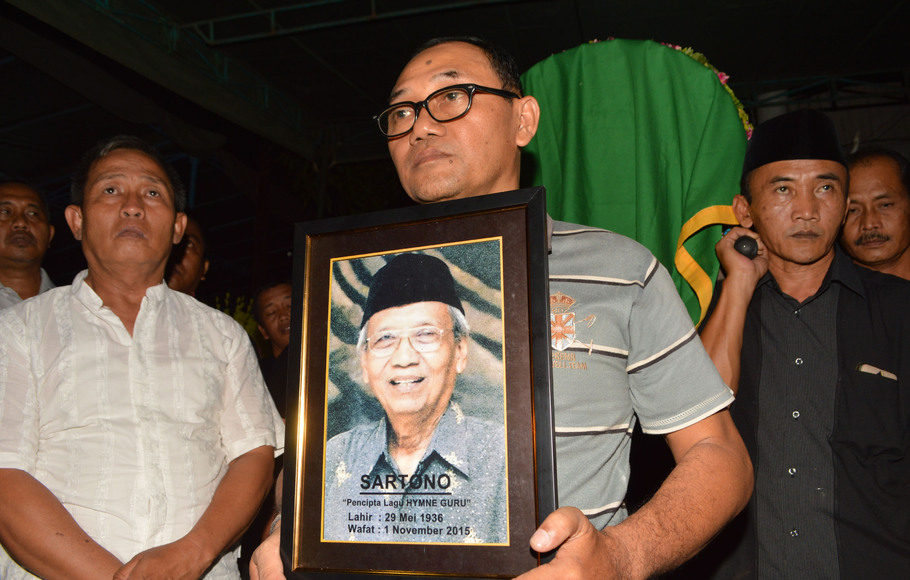 Sejumlah orang mengusung peti jenazah pencipta Hymne Guru (Pahlawan Tanpa Tanda Jasa), Sartono (79) dari rumah duka menuju makam di Kota Madiun, Jawa Timur, 1 Nopember 2015