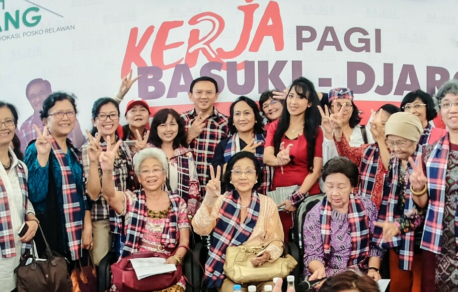 Para aktivis perempuan yang tergabung dalam Perempuan Peduli Jakarta menyatakan mendukung pasangan cagub-cawagub Basuki -Djarot dalam Pilgub DKI Jakarta Februari 2017.
