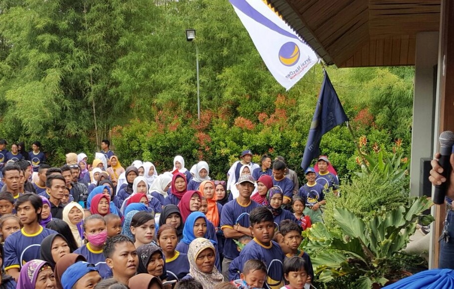 Ketua DPW Partai Nasdem Jawa Barat, Saan Mustopa menyapa sekitar 3.500 warga dan kader saat perayaan HUT ke-5 Partai Nasdem di Saan Mustopa Center, Karawang, Jawa Barat, Minggu, 13 November 2016.