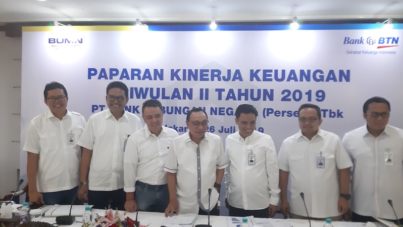 Jajaran Direksi PT Bank Tabungan Negara (Persero) Tbk (BTN) saat Konferensi Pers Paparan Kinerja Semester I-2019 di Jakarta, Jumat (26/7/2019).