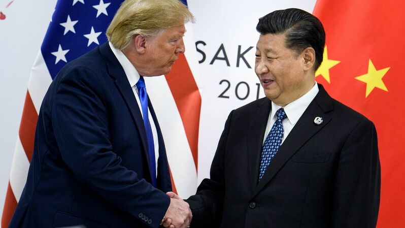 Presiden Tiongkok Xi Jinping (kanan) berjabat tangan dengan Presiden Amerika Serikat (AS) Donald Trump sebelum pertemuan bilateral yang diadakan di sela-sela pertemuan puncak kelompok G-20 di Osaka, Jepang, pada 29 Juni 2019. AFP / Brendan Smialowski 
