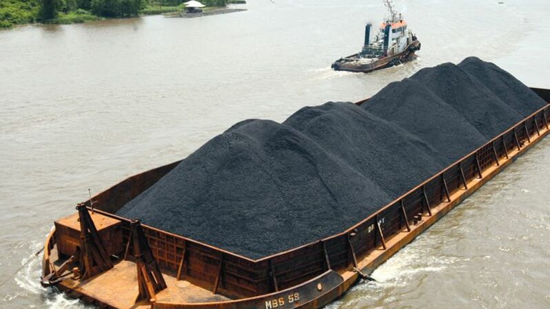 Pengangkutan batu bara di laut. Foto ilustrasi: Defrizal